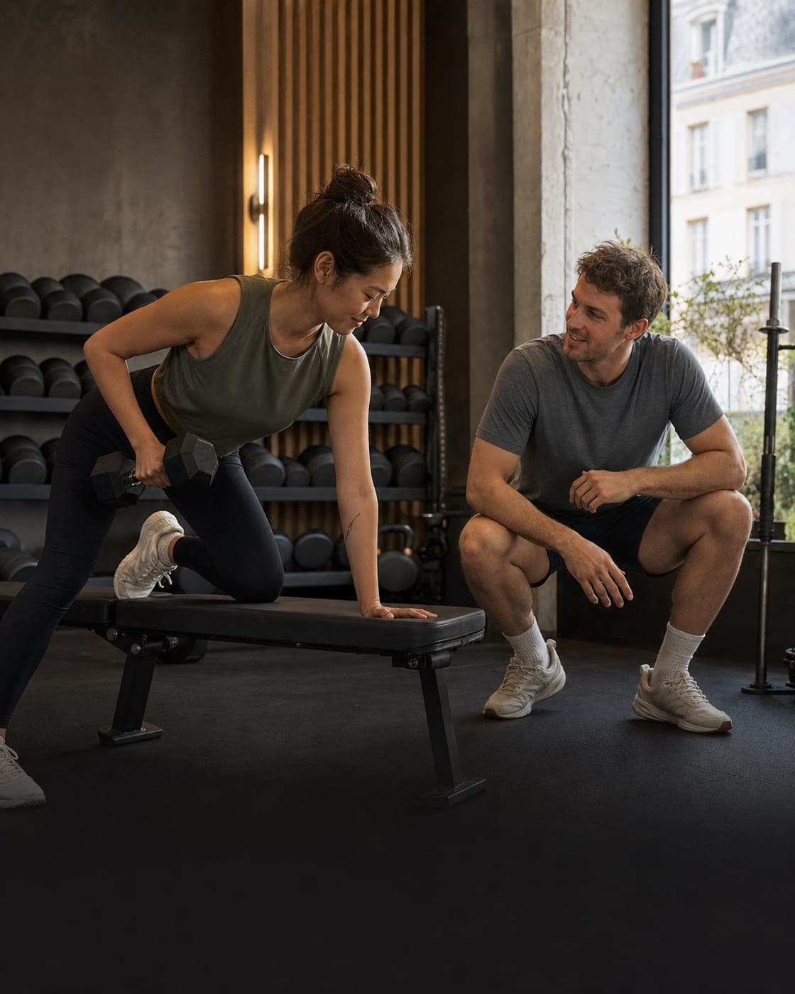Deux amis partagent une séance de musculation.
